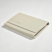 Laden Sie das Bild in den Galerie-Viewer, Nachhaltige Buchverpackung "VarioFix Green" aus Graspapier geschlossen mit Selbstklebestreifen