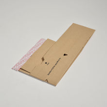 Laden Sie das Bild in den Galerie-Viewer, Postkarton SpeedBox Plus aus Wellpappe unaufgebaut und flachliegend mit Selbstklebestreifen
