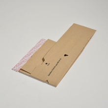 Laden Sie das Bild in den Galerie-Viewer, Postkarton SpeedBox Plus aus Wellpappe unaufgebaut und flachliegend mit Selbstklebestreifen