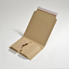 Laden Sie das Bild in den Galerie-Viewer, Nachhaltige Wickelverpackung "MultiStar Light" aus recycelbarer Wellpappe aufgestellt mit Selbstklebestreifen und Aufreißband