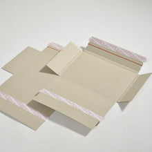 Laden Sie das Bild in den Galerie-Viewer, Nachhaltige Postkartons "Flachpack Green" aus Graspapier flachliegend