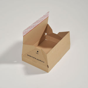 Hoehenoptimierter Postkarton SpeedBox Plus offen mit Selbstklebestreifen und Aufreißband mit Perforation