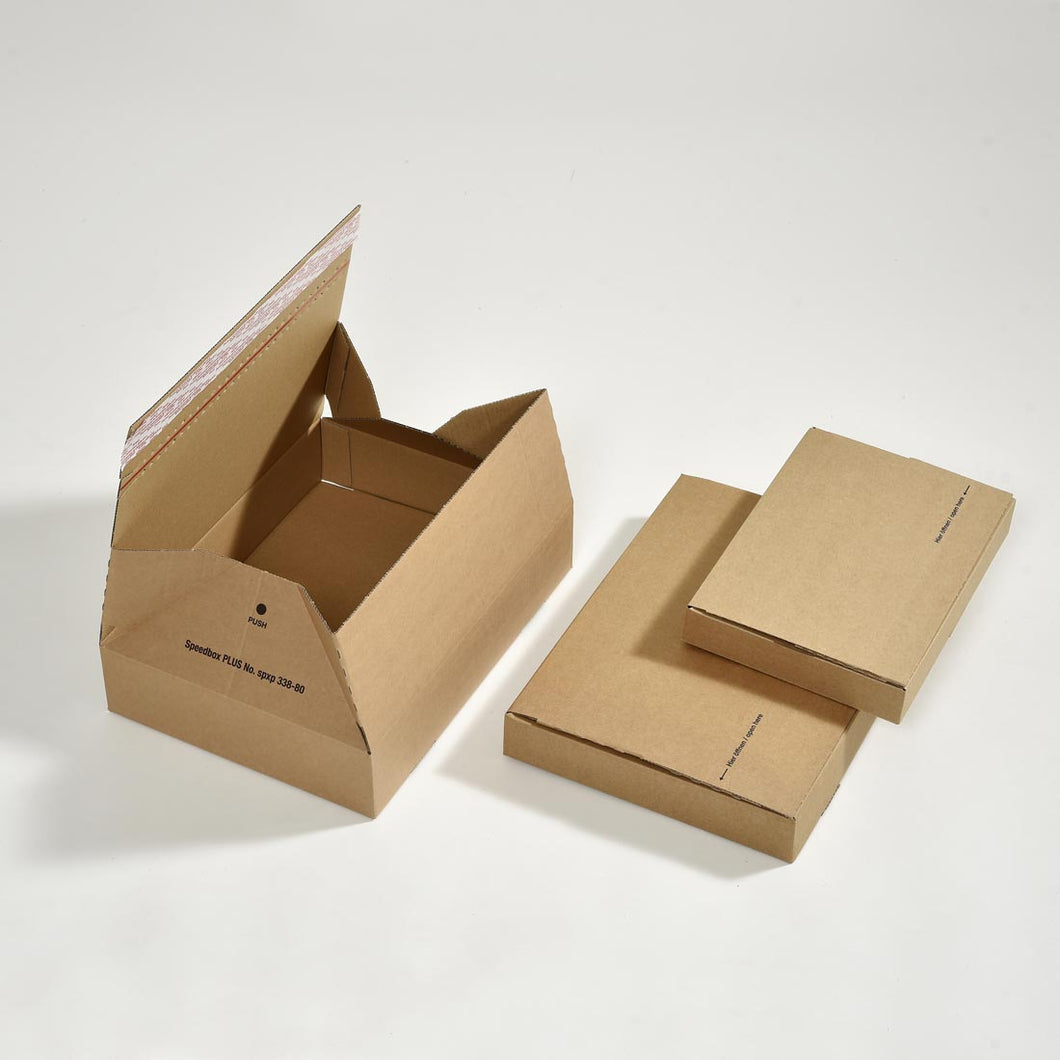 Nachhaltige SpeedBox Plus Postkartons aus Wellpappe in verschiedenen Formaten zusammengebaut und offen