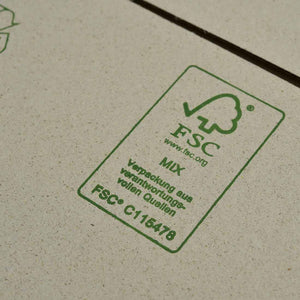 Nahaufnahme nachhaltige Wellpappe aus Graspapier mit aufgedrucktem FSC Mix Logo