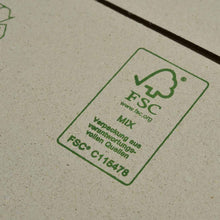 Laden Sie das Bild in den Galerie-Viewer, Nahaufnahme nachhaltige Wellpappe aus Graspapier mit aufgedrucktem FSC Mix Logo
