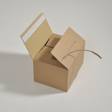 Laden Sie das Bild in den Galerie-Viewer, Nachhaltiger, wiederverschließbarer Karton &quot;SpeedBox Duo&quot; mit gelöstem Aufreißband und Veranschaulichung der Retoure-Funktion durch zweiten Selbstklebestreifen
